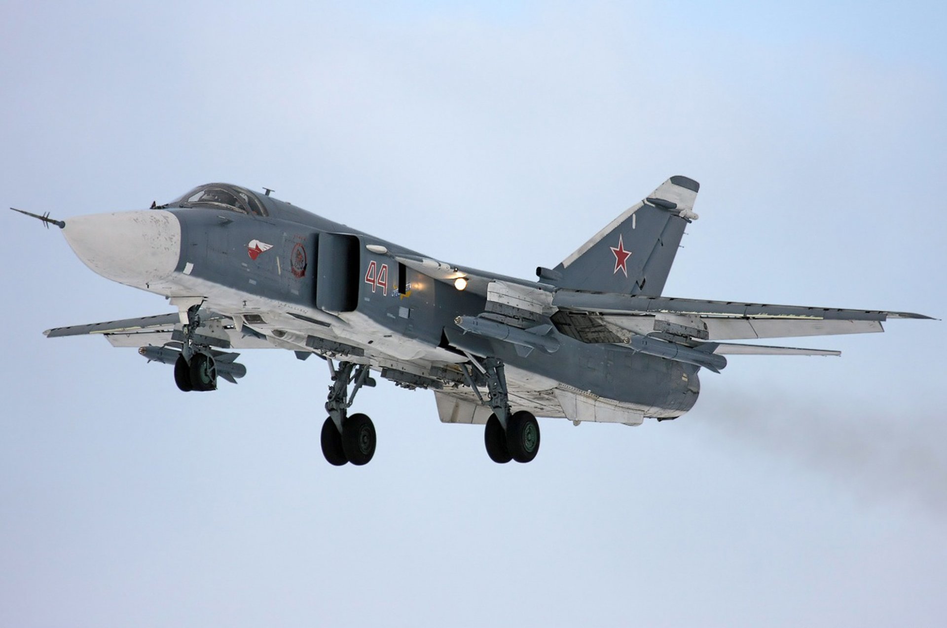 sukhoi su-24 bombardiere air force russia atterraggio carrello di atterraggio luci armamento su-24