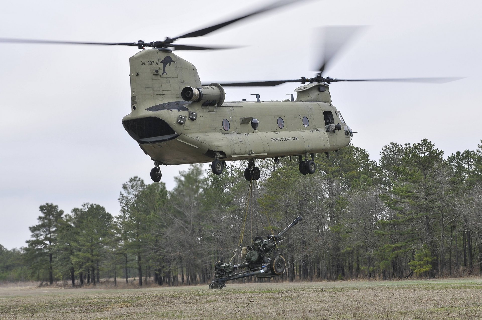 ch-47f chinook militaire transport m119a3 obusier livraison