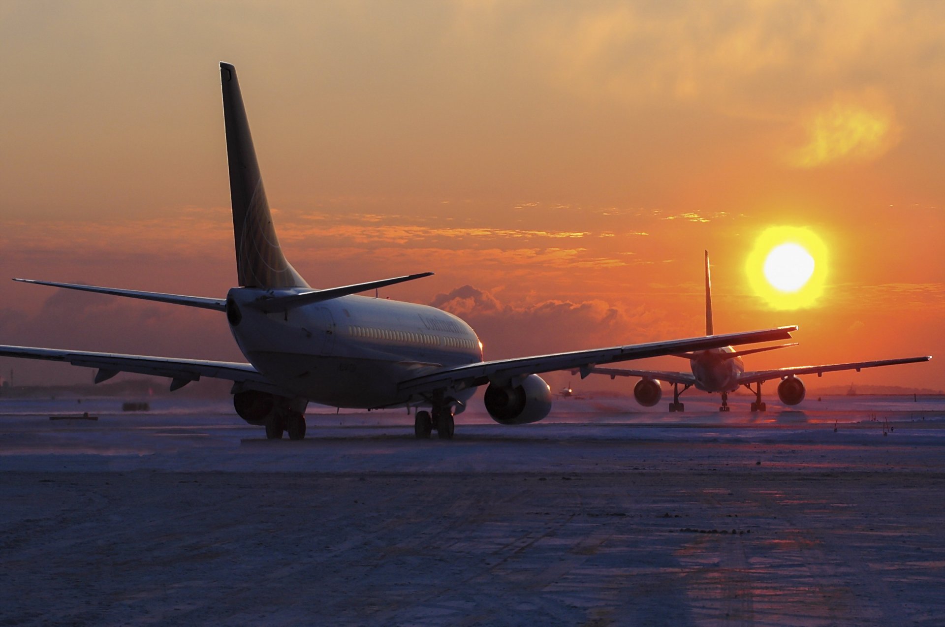 sonnenuntergang flughafen