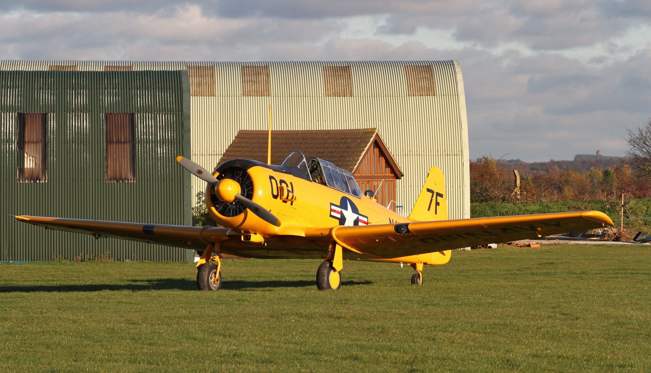 aérodrome hangars champ herbe snj - 5c texan américain avion d entraînement