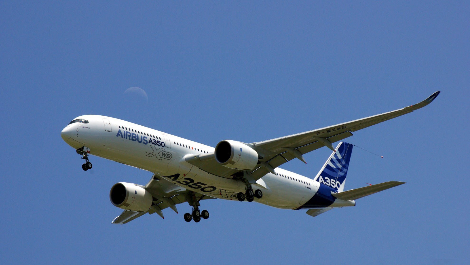 flugzeug airbus a350-900 flügel schwanz mondsichel himmel