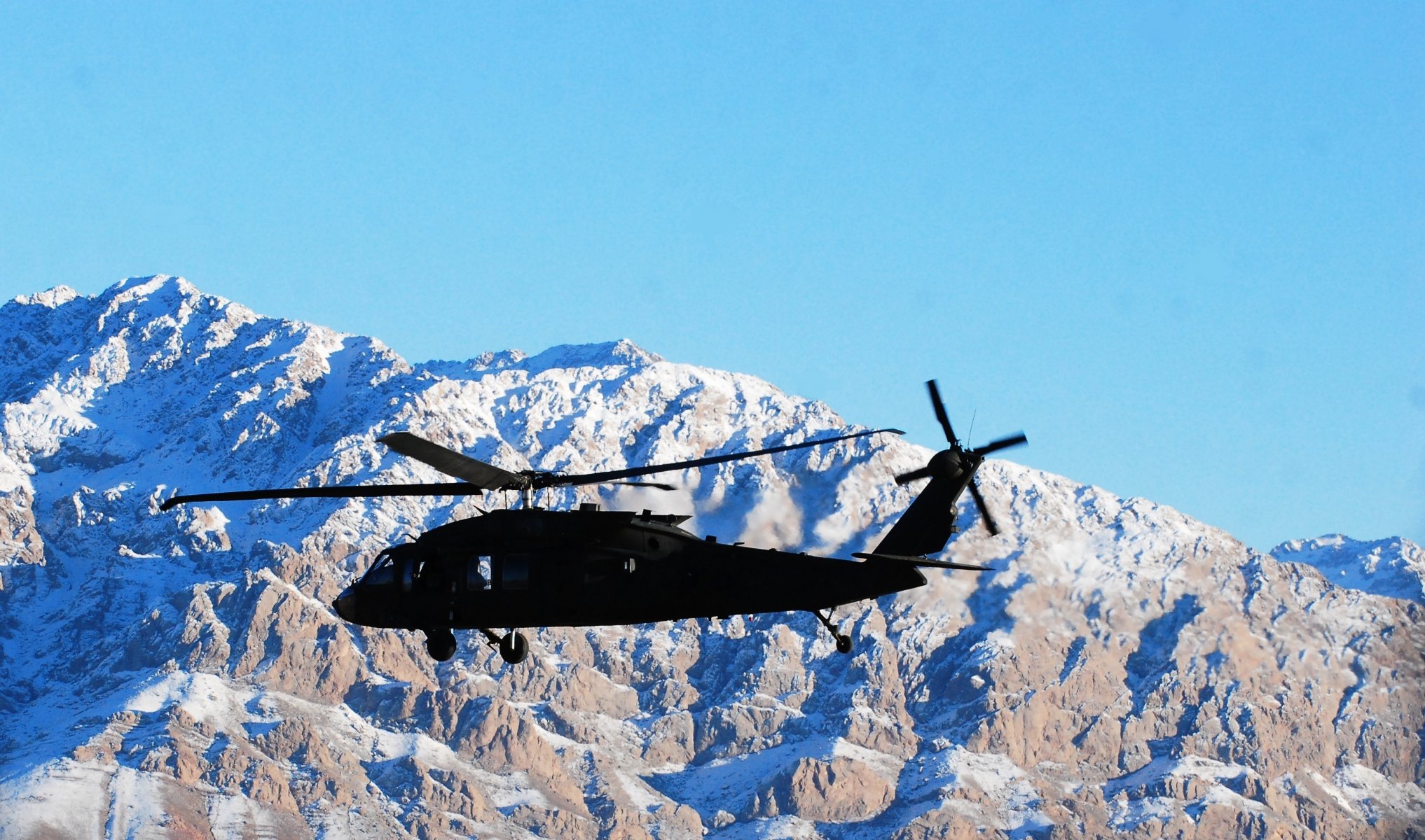 cielo sikorsky uh-60 black hawk uh - 60 black hawk halcón negro americano helicóptero multipropósito montañas picos nieve