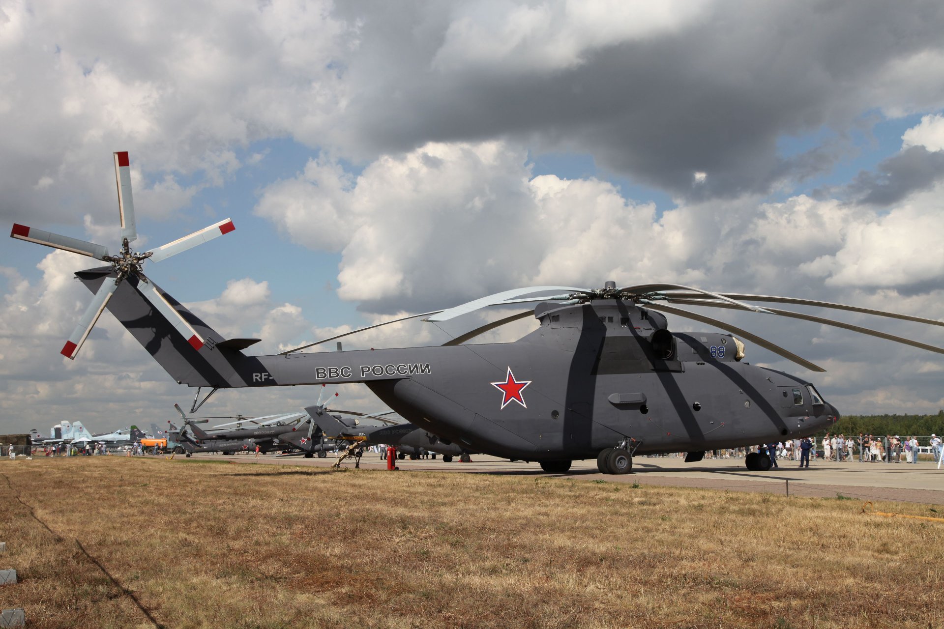 mi-26 mi-26 śmigłowiec radziecki/rosyjski wielozadaniowy transport lotnisko wystawa technika lotnicza