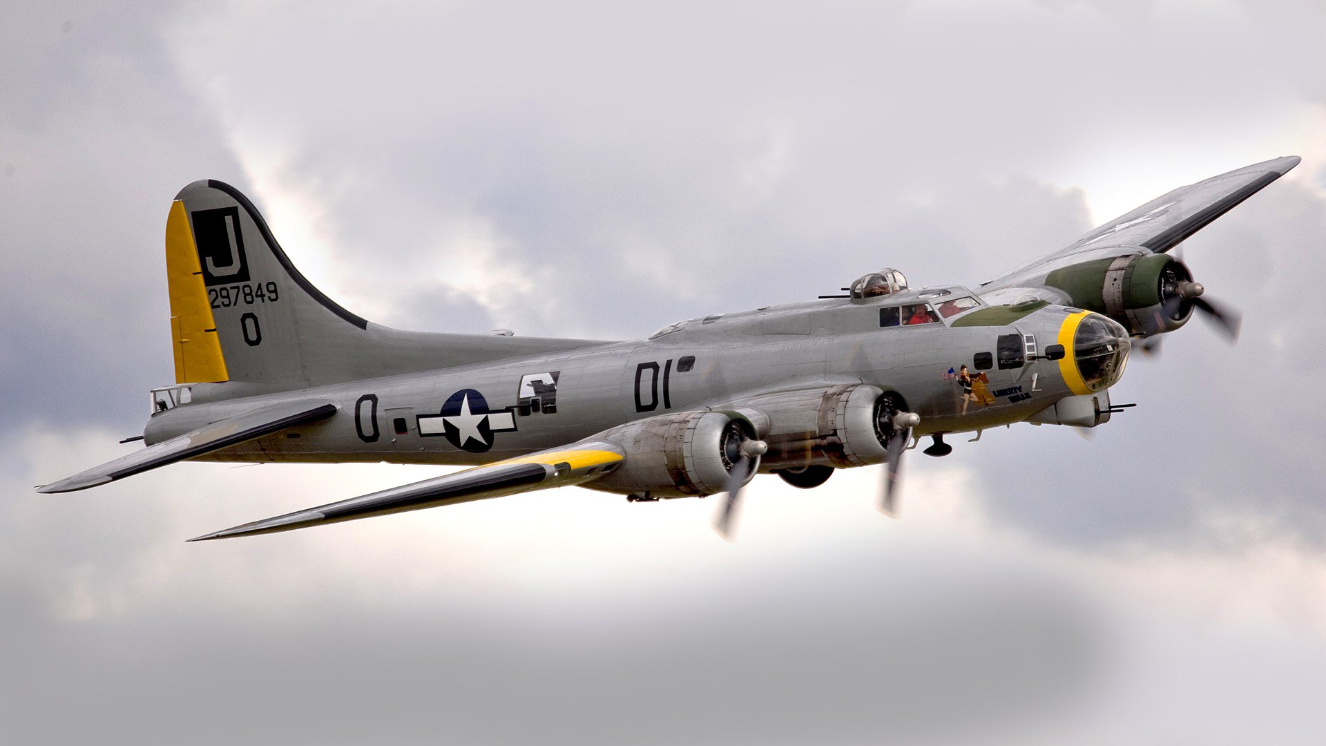 b-17 fortaleza voladora bombardero vuelo cielo nubes