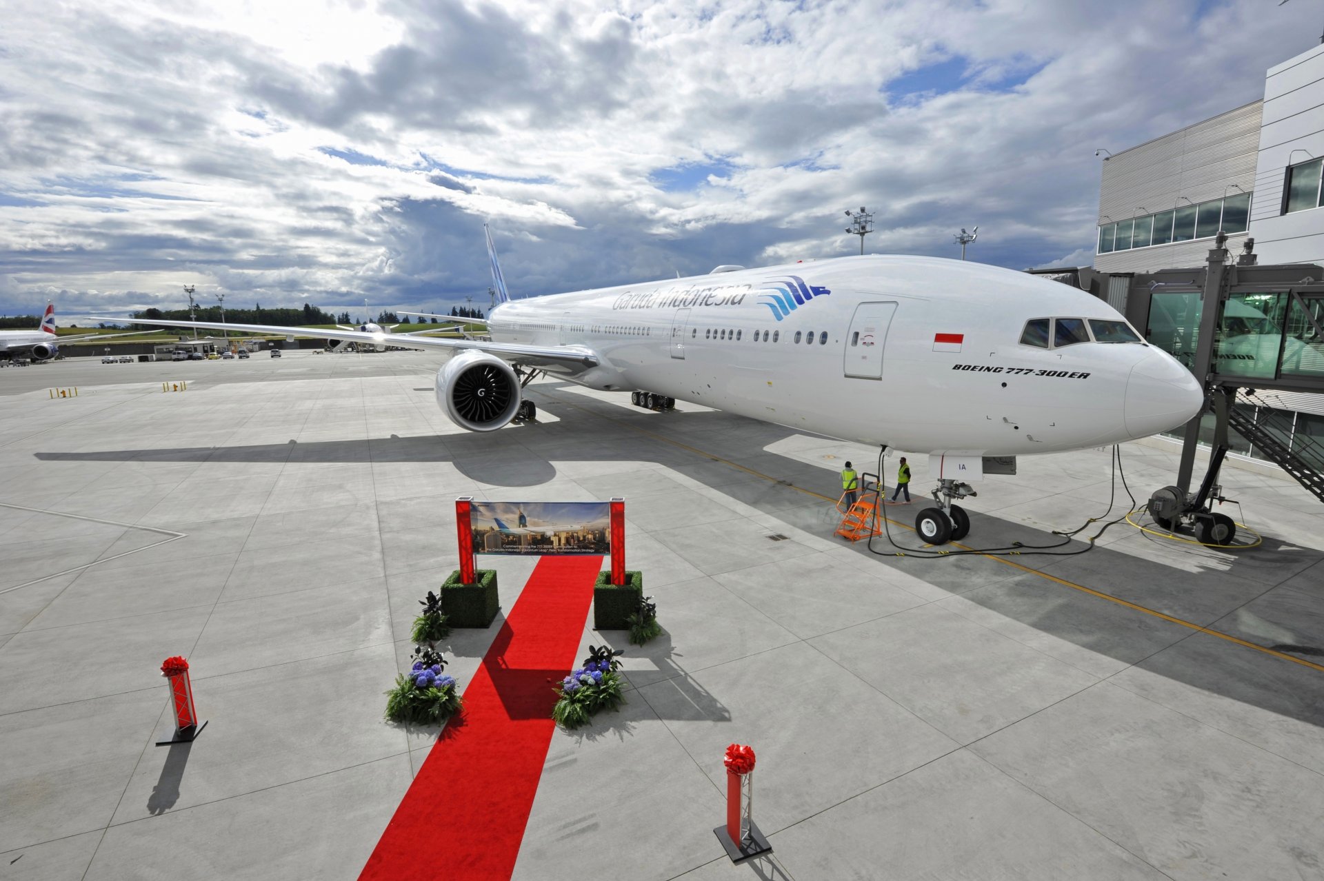 garuda indonezja boeing er samolot samolot pasażerski skrzydła silnik terminal lotniska fartuch pogoda niebo chmury czerwony dywan samolot pasażer terminal lotniska fartuch czerwony