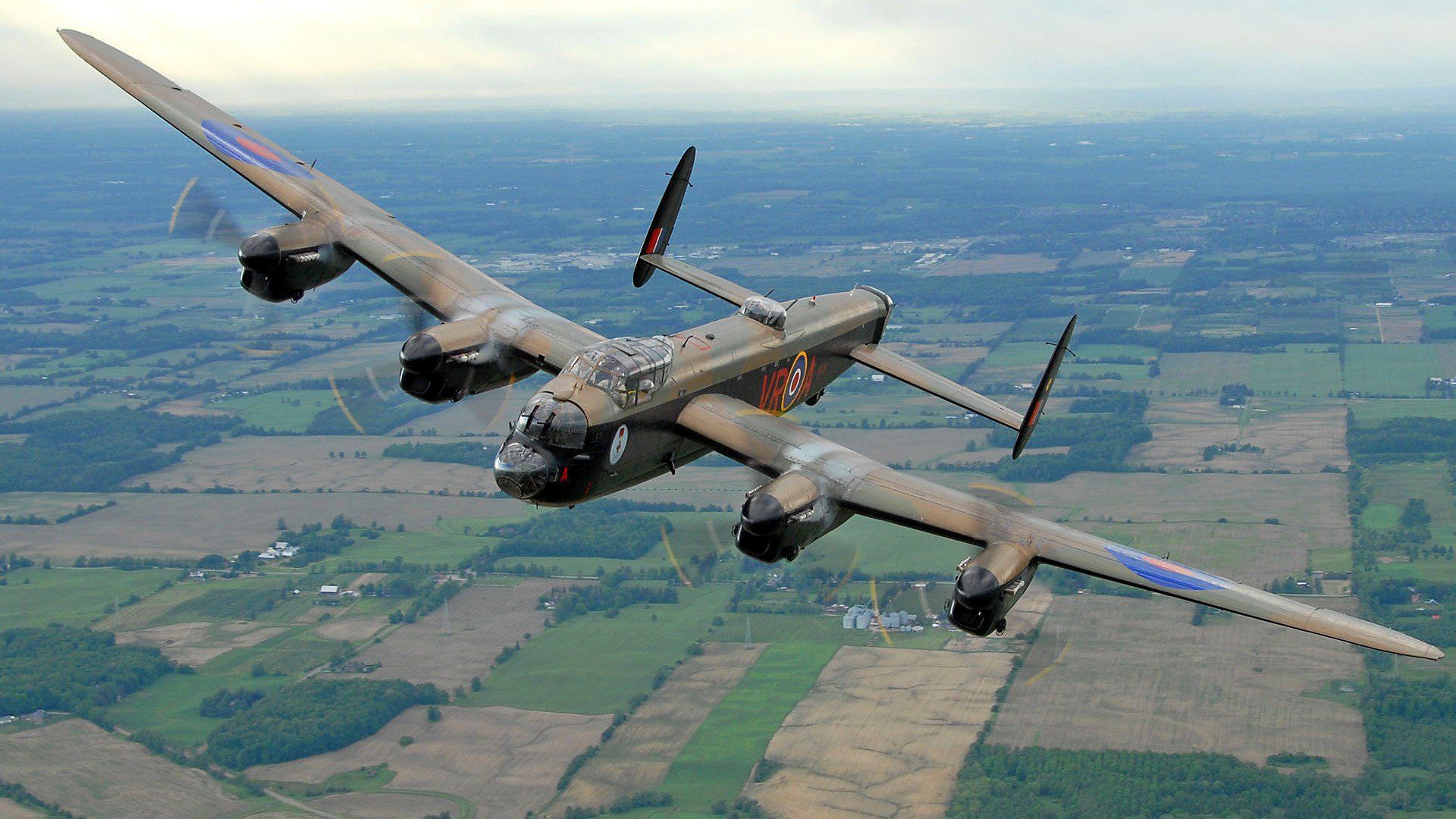 avion auro lancaster bombardier vol paysage rétro