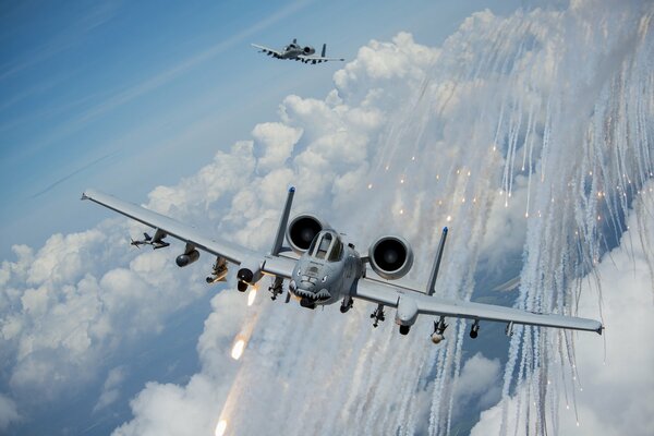 Thunderbolt-Sturmtruppen fliegen in den Wolken durch den Himmel