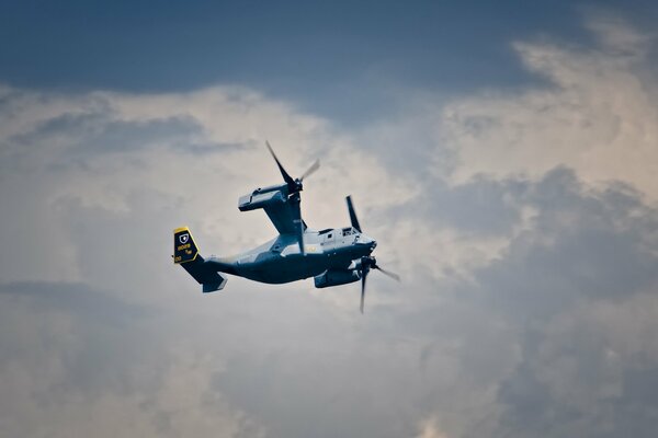 Avion convertoplane dans le ciel