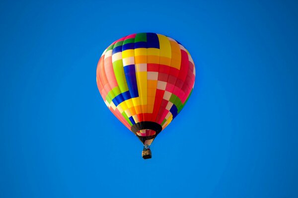 Volo di un pallone nel cielo blu