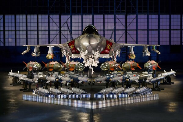 Bombardiere in un hangar allo stand