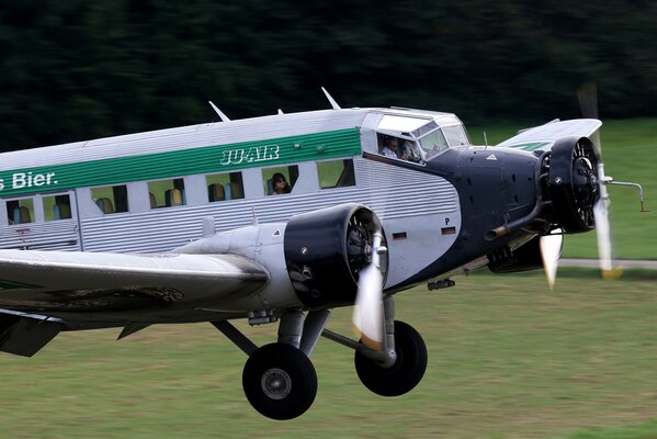 Atterrissage d un petit avion de passagers