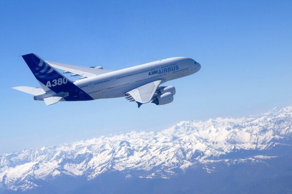 Белый самолёт airbus a830 в небе