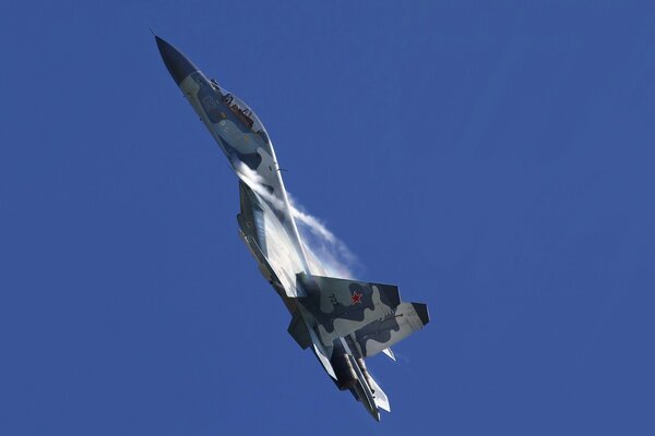 Rosyjski samolot Su-30 wznosi się w niebo