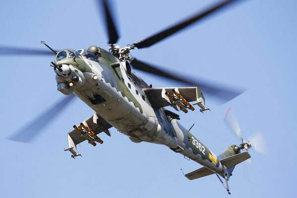 Hélicoptère de combat vole dans le ciel bleu