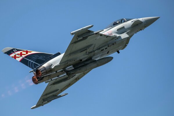 Eurofighter typhoon vole dans un ciel bleu clair