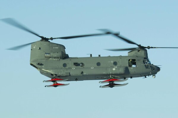 Hélicoptère de transport militaire Chinook ch-47d