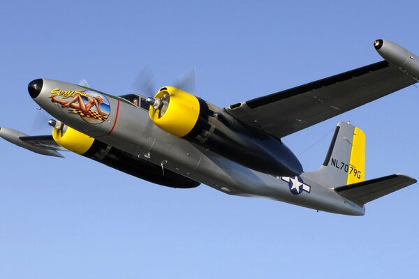 Flugzeug mit Propellern am blauen Himmel