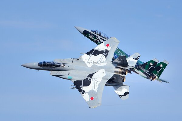 Avión de combate volando en el cielo azul