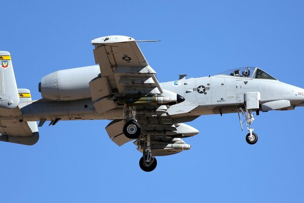 Militärflugzeug mit Munition auf blauem Himmelshintergrund