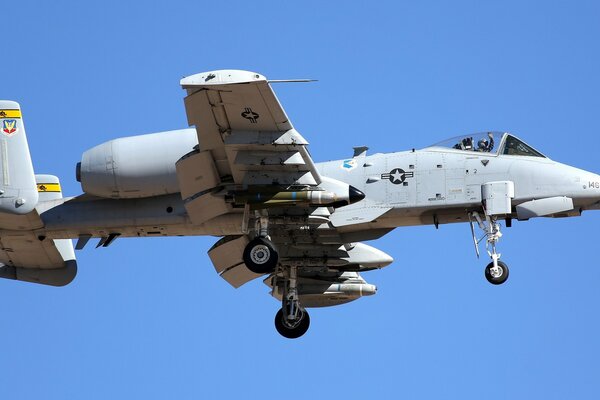 Avión militar con municiones en el fondo del cielo azul