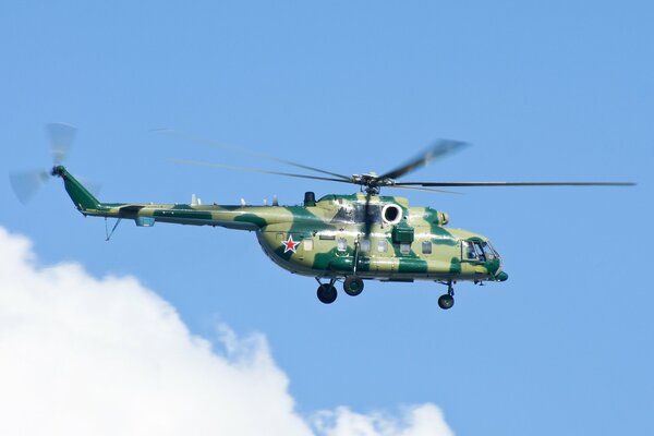 Volando en el cielo en helicóptero