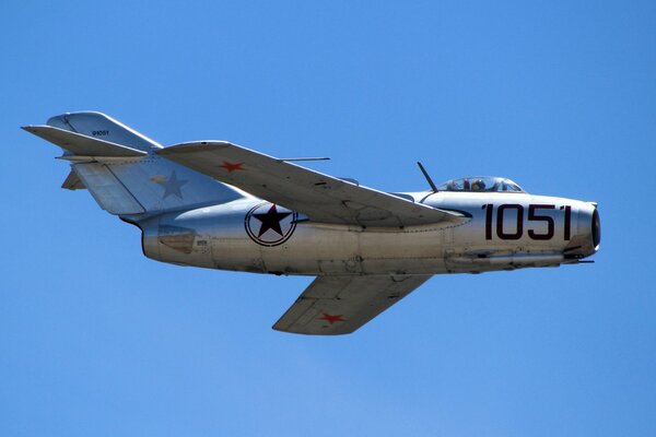 Volo del caccia sovietico MiG-15 contro il cielo blu