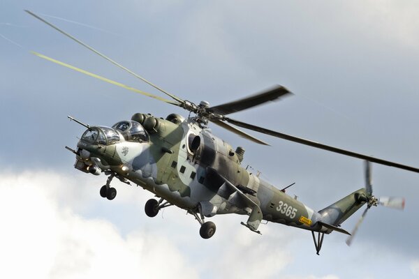 Hélicoptère de transport et de combat mi-24V vole dans le ciel