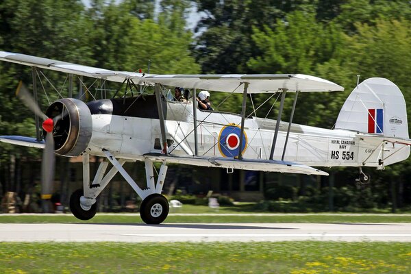 El avión en el sitio se prepara para despegar