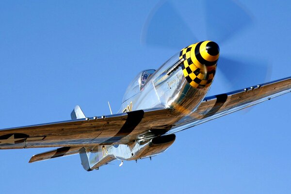 Flug des Kampfflugzeugs p -51 Mustang am Himmel