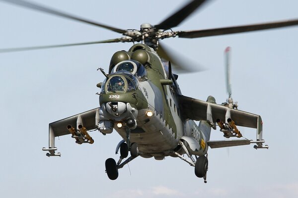 Боевой вертолет ми-24 в полете