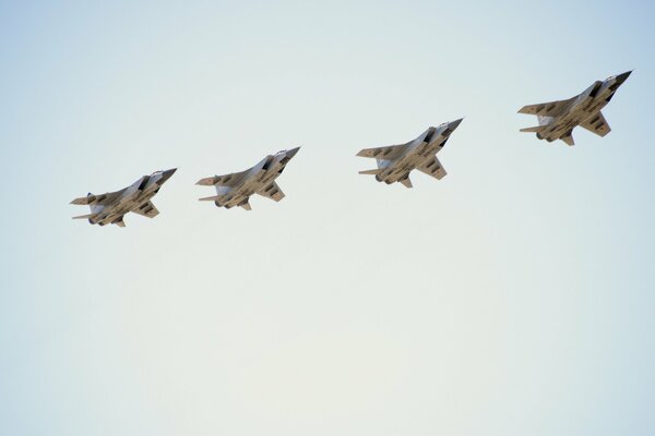 Los aviones MIG-31 vuelan en el cielo en el espectáculo Aéreo