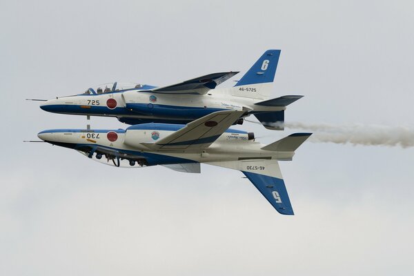 Deux avions effectuent une cascade dangereuse dans le ciel