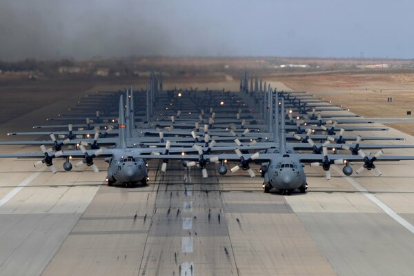 Aviones de transporte militar uno tras otro en la pista