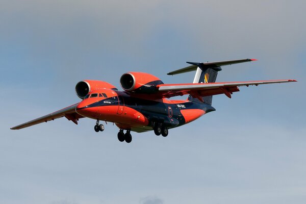 Transportflugzeug Cheburashka an -74 am Himmel