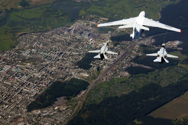 Russian front-line bomber IL-78 paired with tanker aircraft and