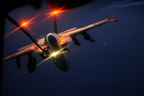 Hornet Fighter Interceptor sul rifornimento di carburante