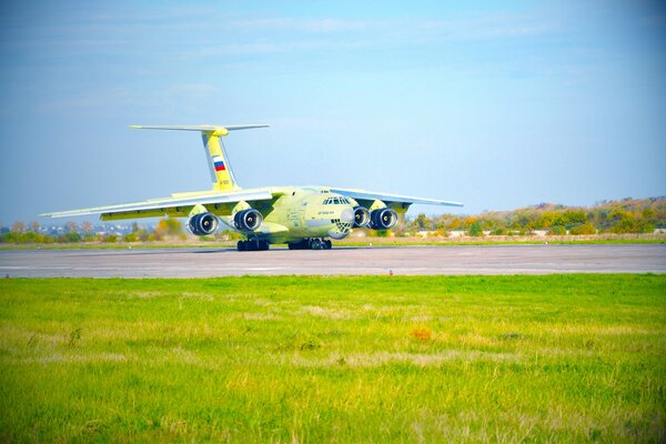 Avión militar parado en la pista