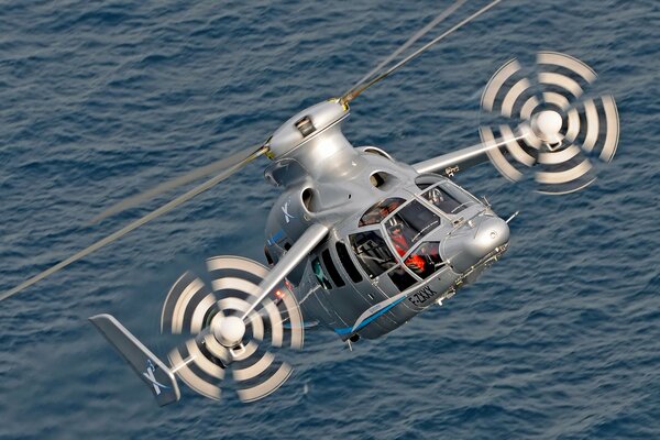 Experimenteller Hybrid eurocopter x3. Flug über das Meer