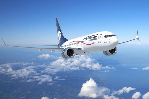 Avión de pasajeros Boeing 747 en el cielo sobre las nubes