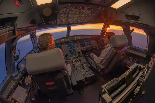 Cabina di pilotaggio in Airbus, alba, uomo e donna