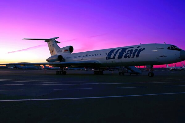 Avión de pasajeros lanza tren de aterrizaje en plataforma para desembarcar pasajeros