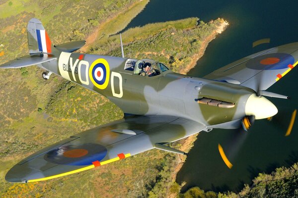 Avion de chasse vole au-dessus des champs verts