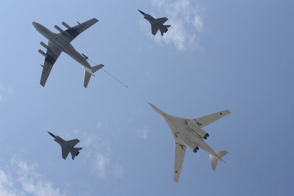 Varios aviones estratégicos supersónicos vuelan en convoy
