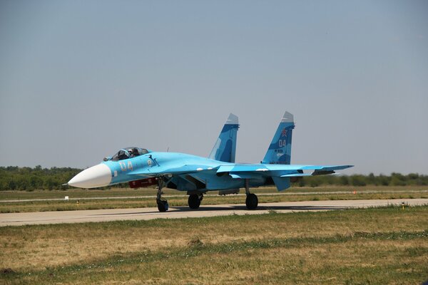 Großer Su-27-Kampfjet auf dem Flugplatz