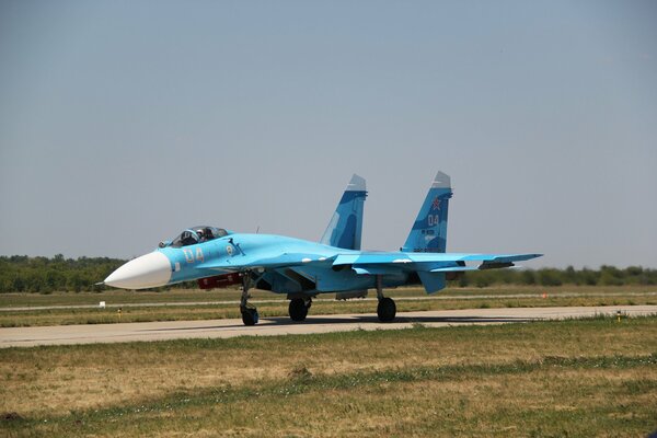 Grande caccia Su-27 sul campo d aviazione