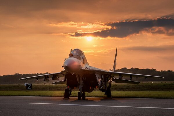 Aereo maestoso al tramonto del giorno