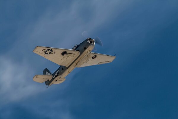 L aereo aerosilurante del ponte vola alla base