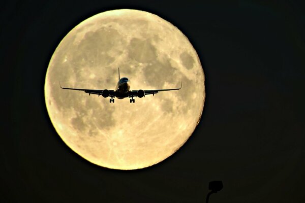 Un avión en el cielo nocturno