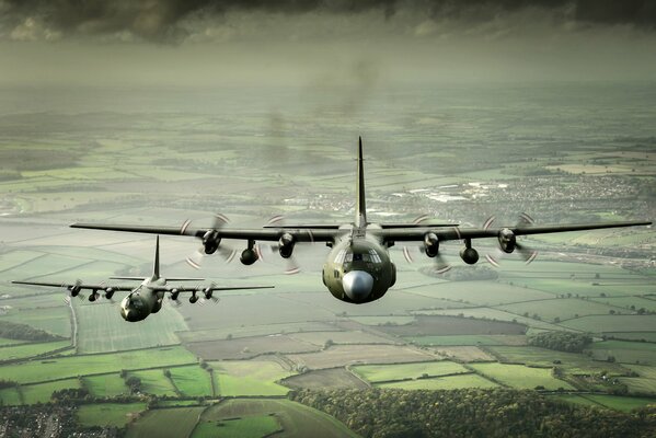 Avions cargo militaires volent dans le ciel