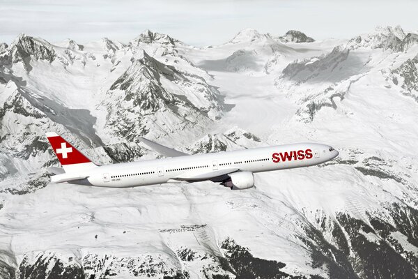 Samolot pasażerski przelatuje nad zaśnieżonymi górami